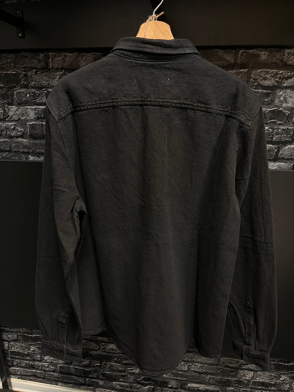 Cămașa neagra - Kings of Indigo realizată din 100% bumbac organic și materiale reciclate