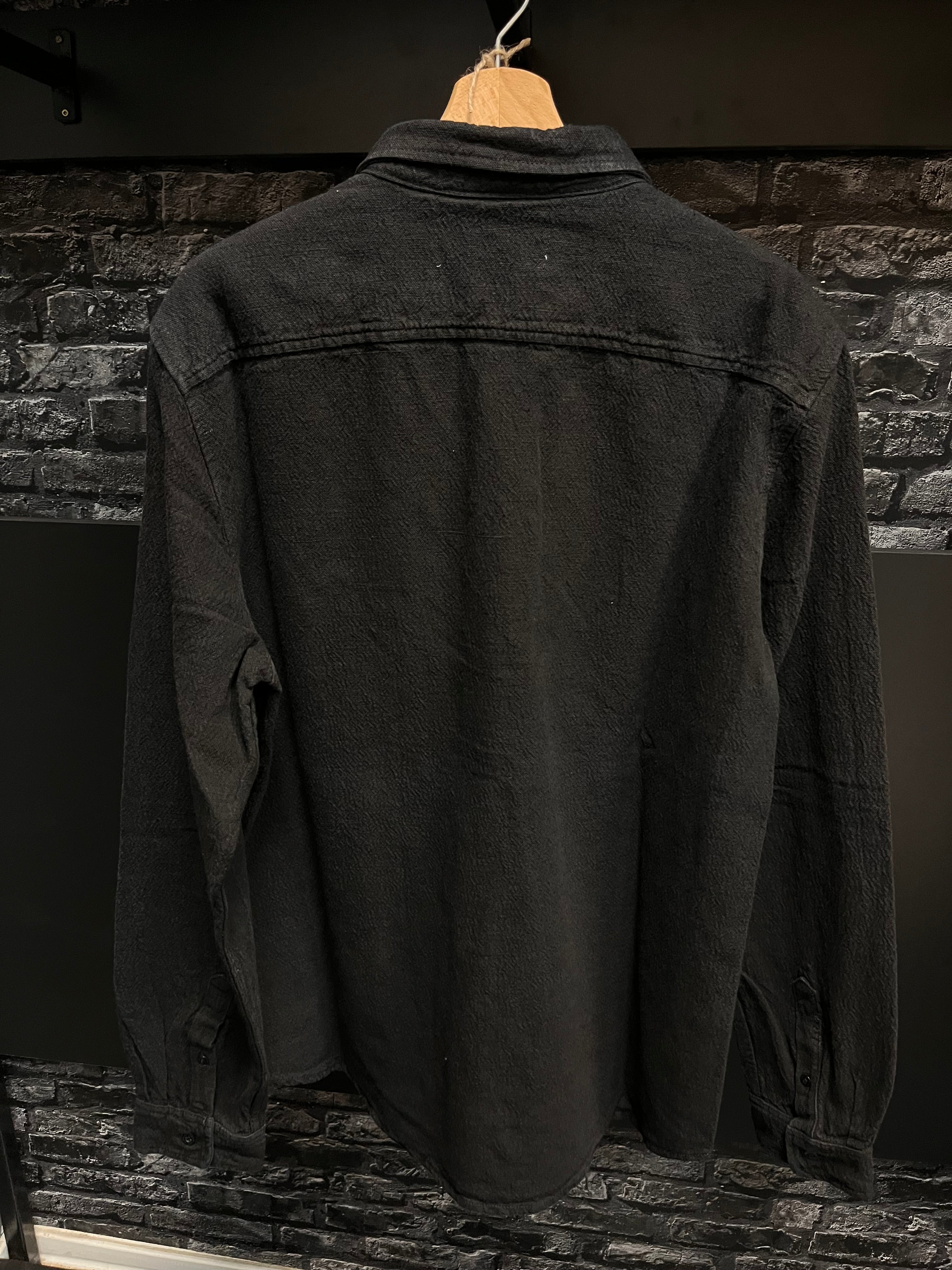 Cămașa neagra - Kings of Indigo realizată din 100% bumbac organic și materiale reciclate