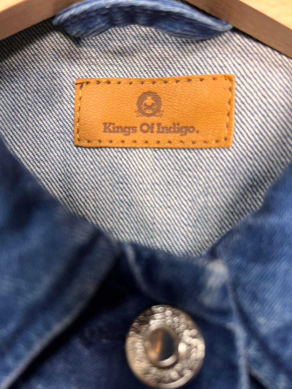 Geacă denim - Kings of Indigo realizata din 100% bumbac organic cu maneci evazate și franjuri