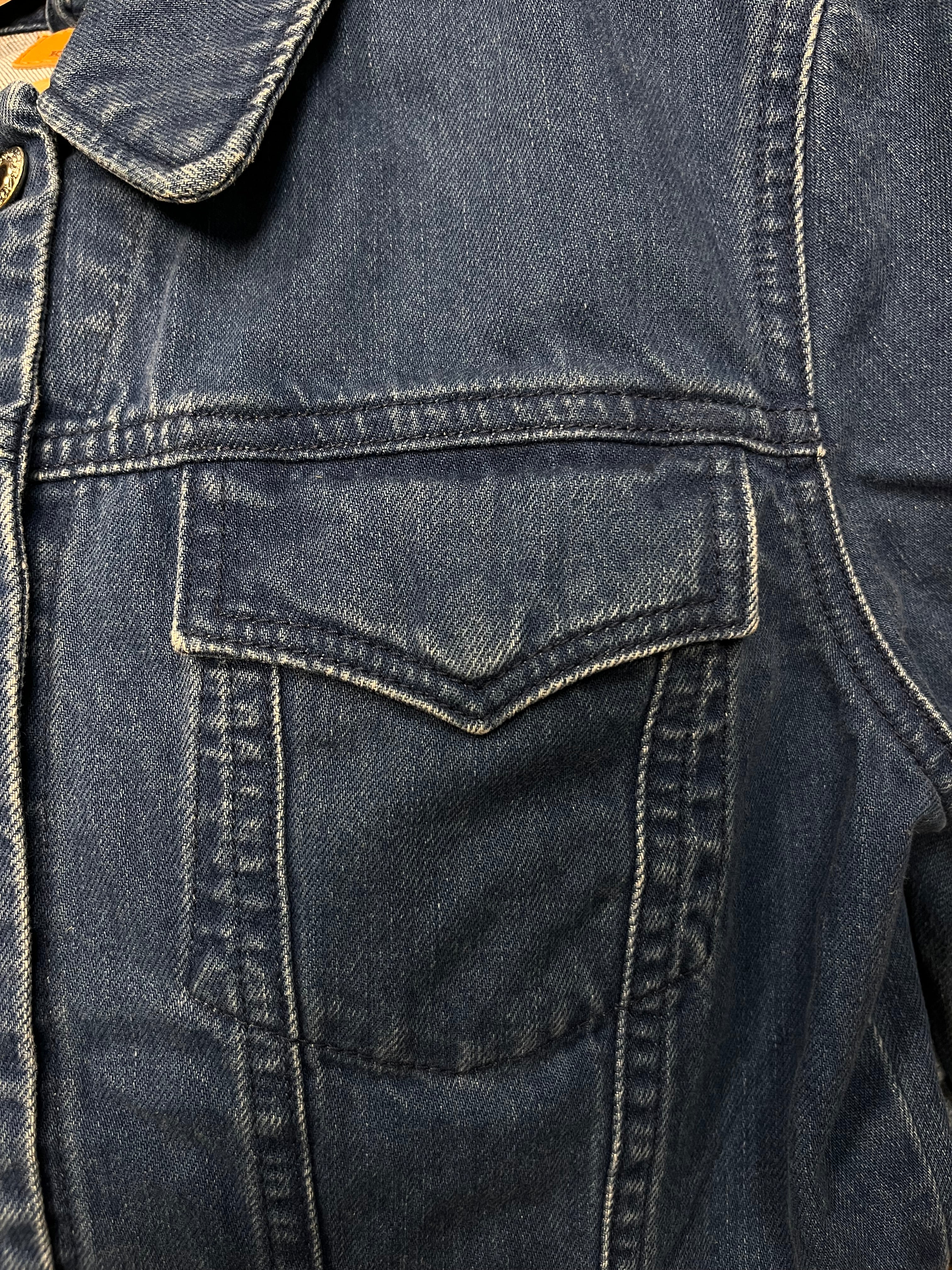 Geacă denim - Kings of Indigo realizata din 100% bumbac organic cu maneci evazate și franjuri