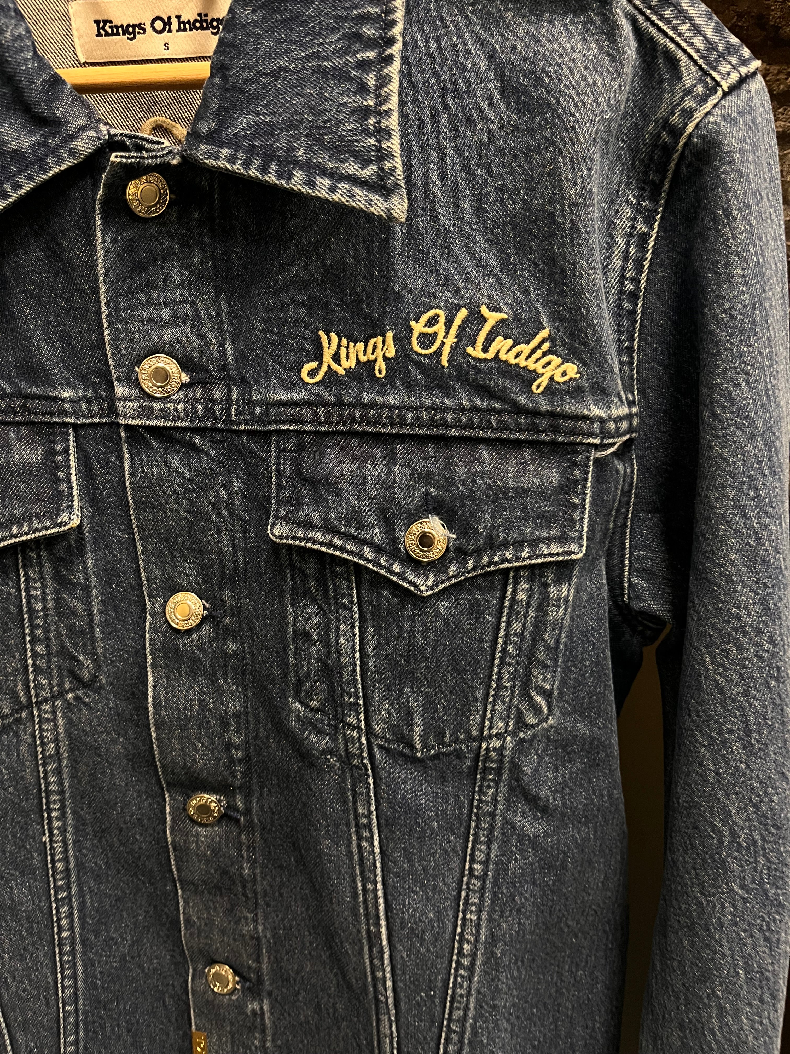 Geacă denim - Kings Of Indigo, realizată din 100% bumbac organic