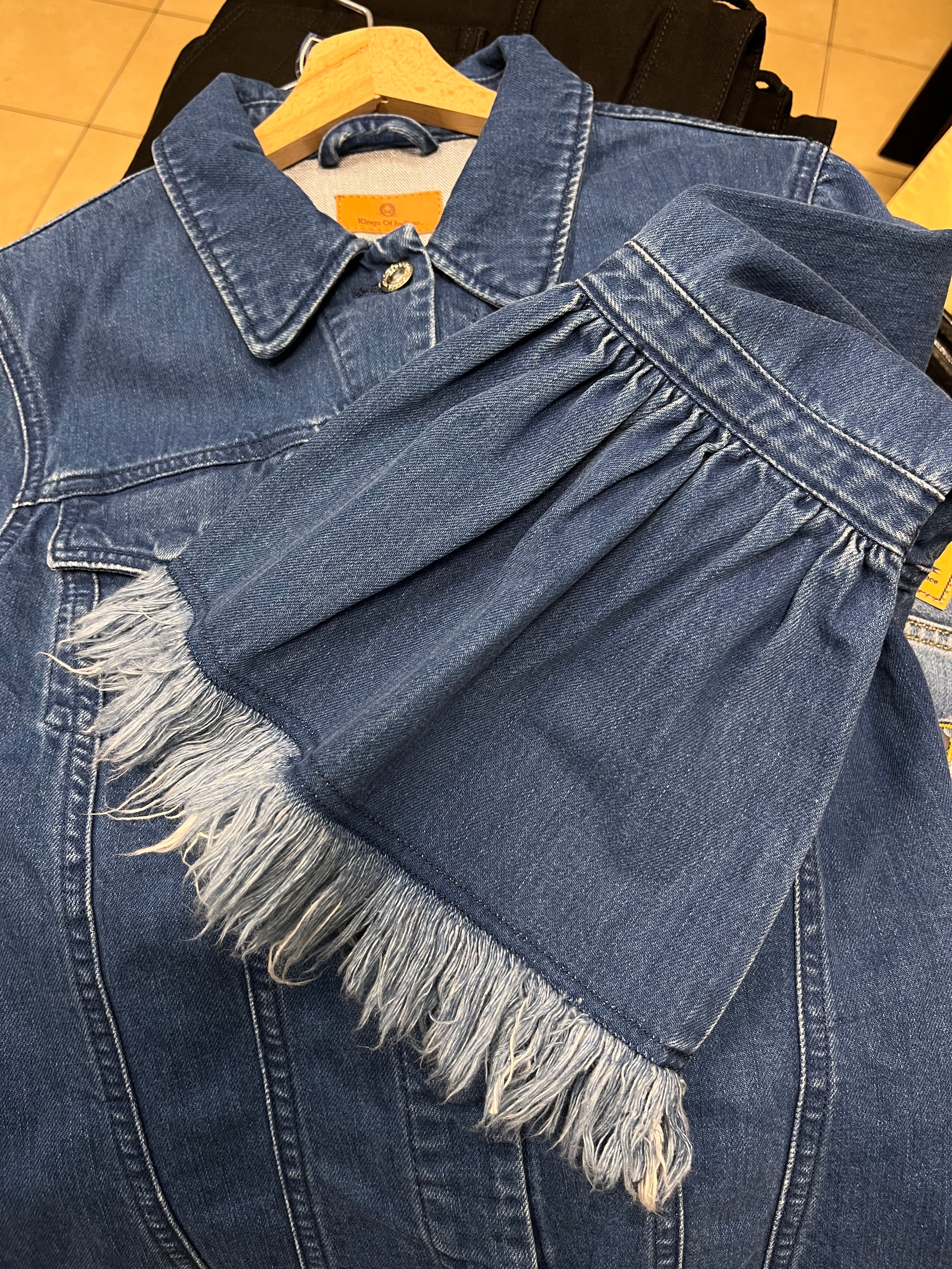 Geacă denim - Kings of Indigo realizata din 100% bumbac organic cu maneci evazate și franjuri