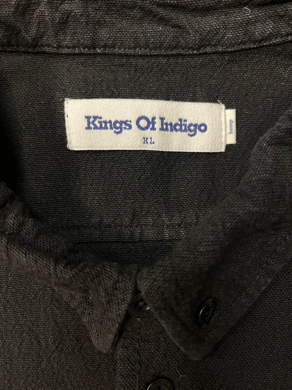 Cămașa neagra - Kings of Indigo realizată din 100% bumbac organic și materiale reciclate