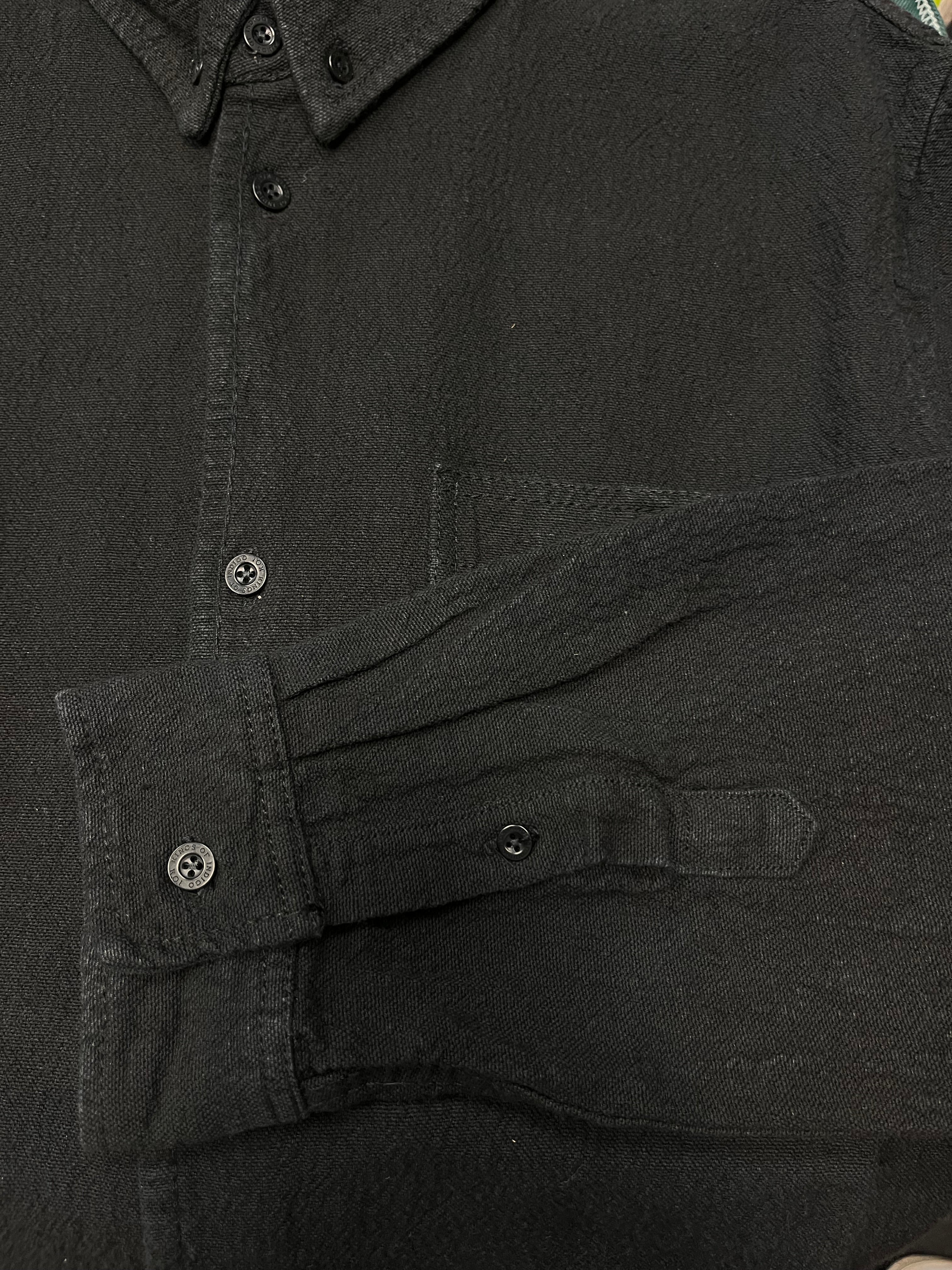 Cămașa neagra - Kings of Indigo realizată din 100% bumbac organic și materiale reciclate