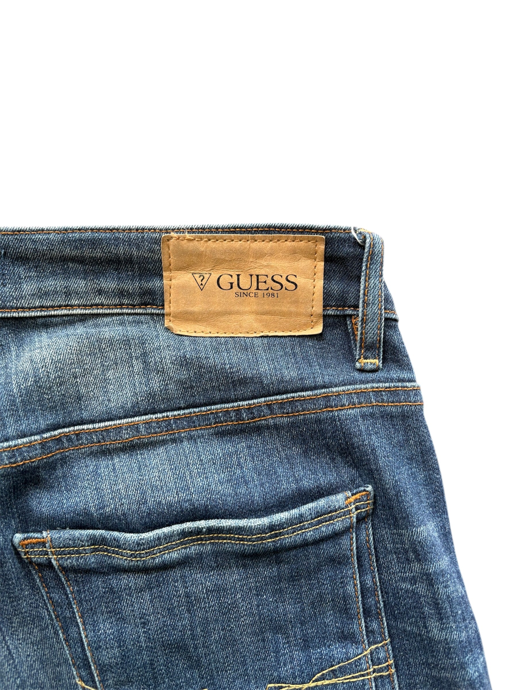 Blugi premium GUESS – denim modern cu vibe vintage