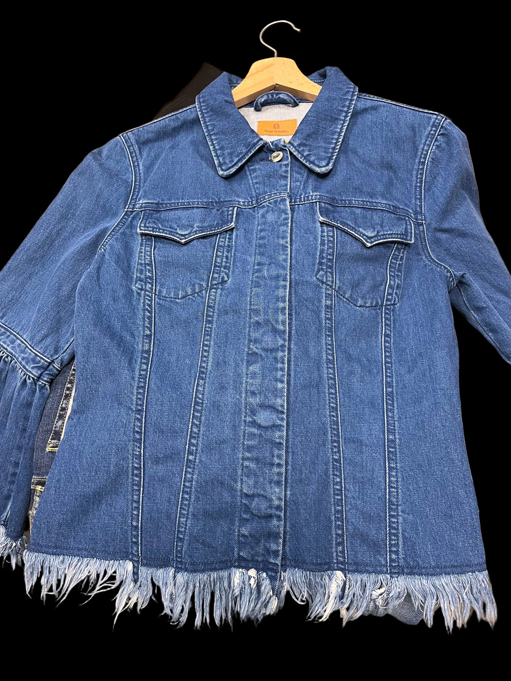 Geacă denim - Kings of Indigo realizata din 100% bumbac organic cu maneci evazate și franjuri