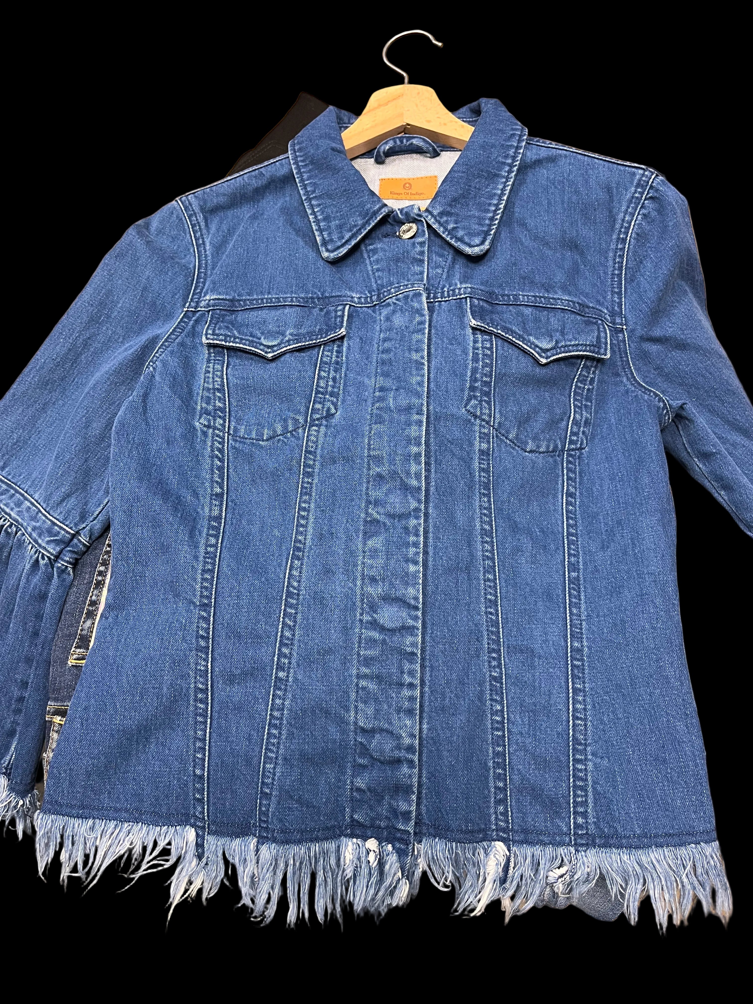 Geacă denim - Kings of Indigo realizata din 100% bumbac organic cu maneci evazate și franjuri