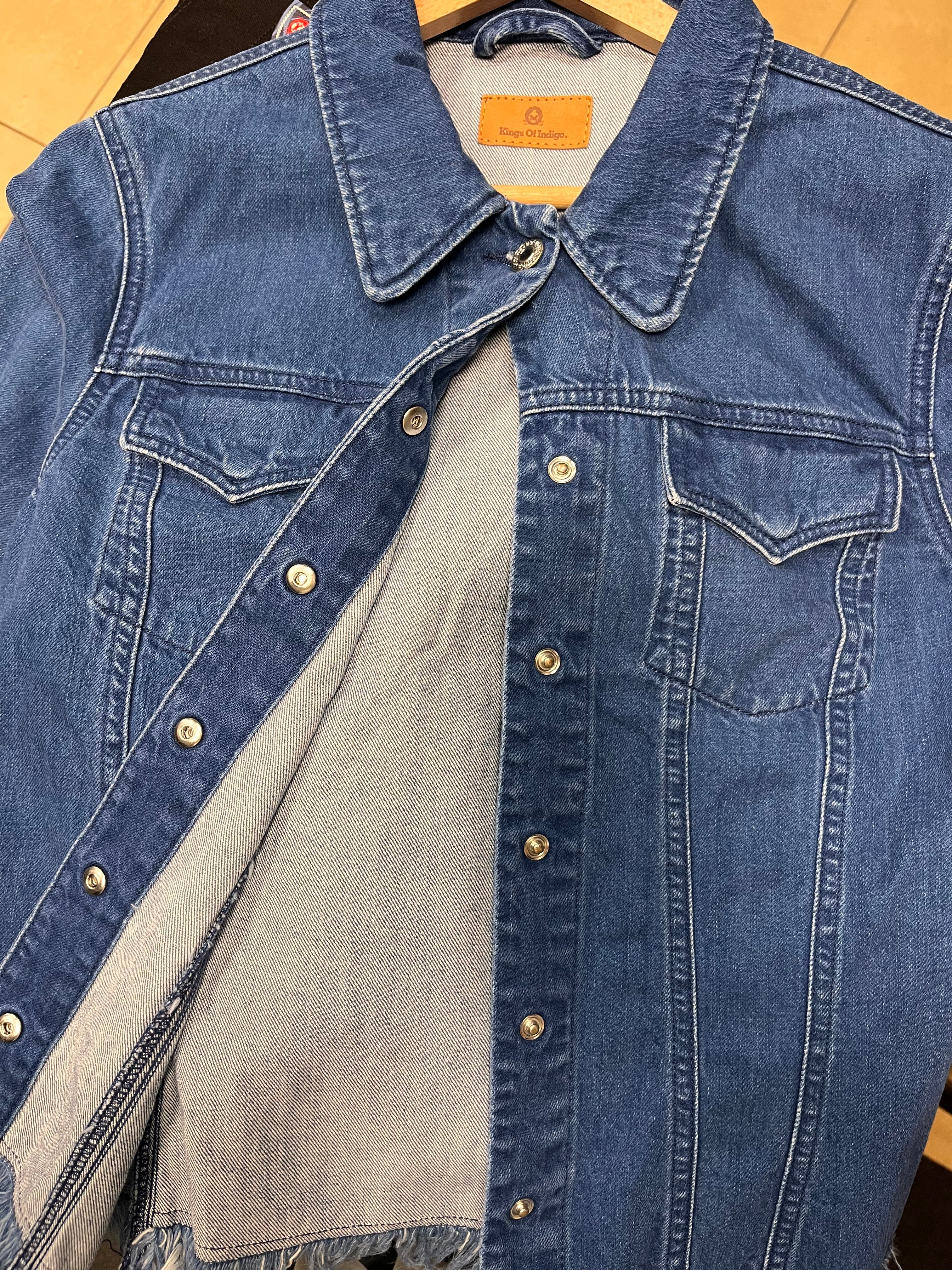 Geacă denim - Kings of Indigo realizata din 100% bumbac organic cu maneci evazate și franjuri